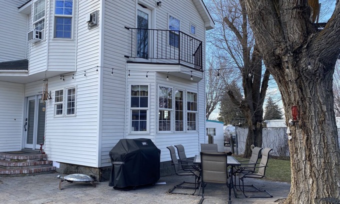Klamath Falls House | THE WHITE HAVEN 7 beds, large yard, pets