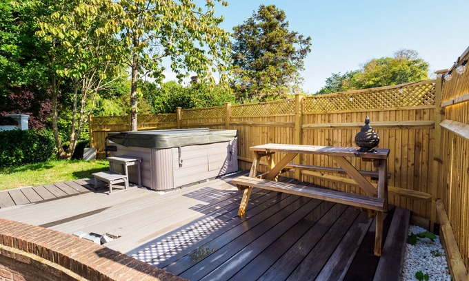 Upper Dicker House | The WhiteCottage at Gildridge wd Hot Tub