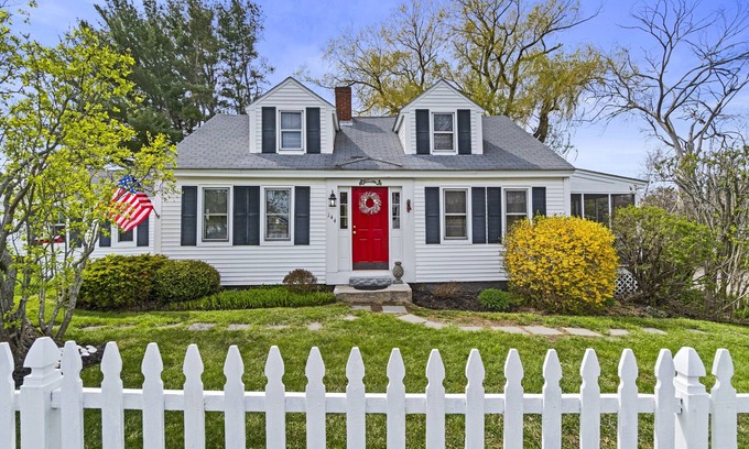 Moody House | The Willow: Cozy, Sleeps 6, Fenced-In Yard, Ample Parking, Walk to the Beach!