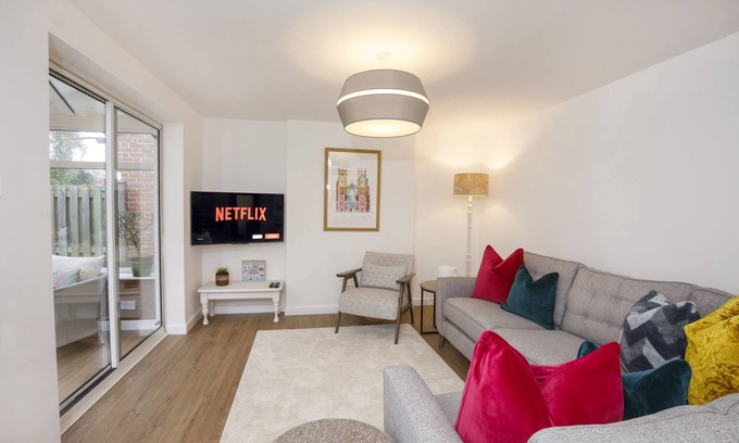 York Cottage | The Willows - sleeps 6 guests in 3 bedrooms