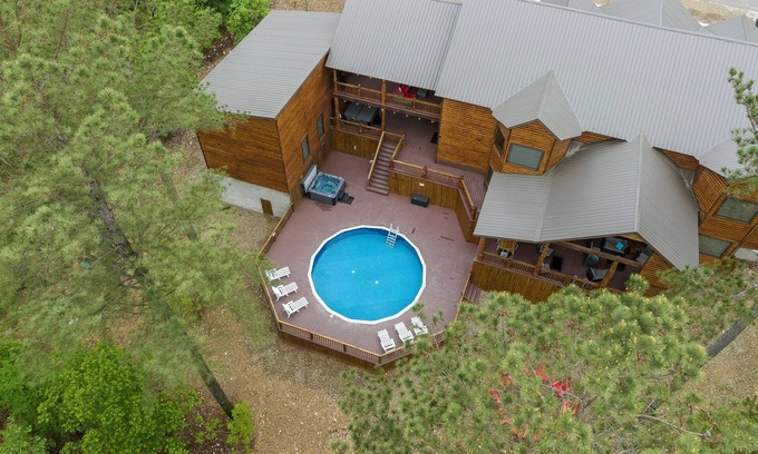 Broken Bow Cabin | The Windsor- 7 Bed luxury cabin w/POOL!