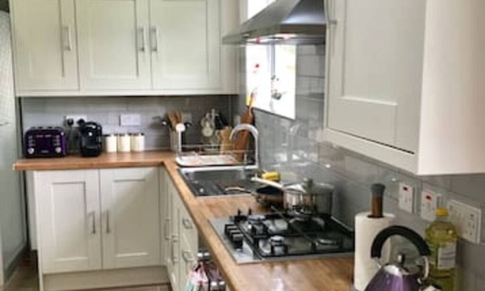Headington House | The Woodfarm Lodge - 3 Bedroom House with parking