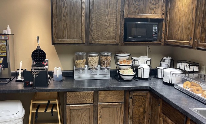 Connersville Hotel | The Woodridge Inn