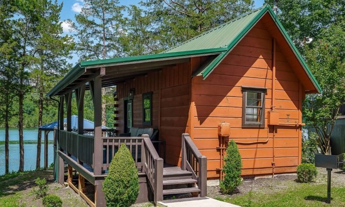 Allons Villa | The Wren’s Nest Studio Cabin 11 - Studio style cabin, queen bed and a kitchenette