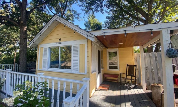 Antioch Cottage | The Yellow Cottage @ Cottages on Petite Lake