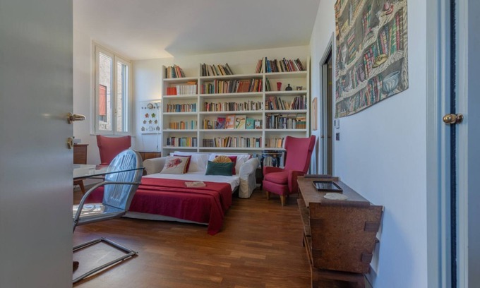 Ferrara Historic Centre Apartment | 'The Yellow House' central Apartment!