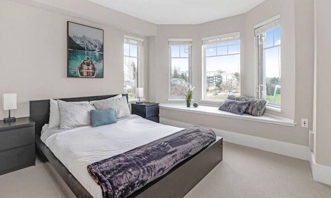 Marpole House | The Yukon - Beautiful 4-Bedroom Townhouse