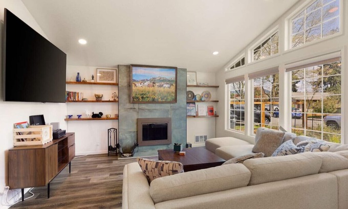Harlow House | The Zen Den Eugene: Close to UO campus/Autzen stadium