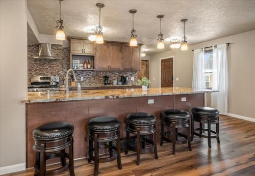 Cliff - Cannon House | Theatrical Escape South Hill Home near Downtown