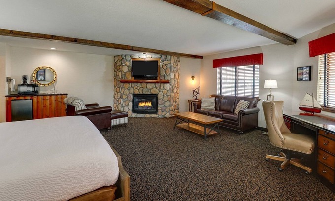 Peoria Hotel | Theme Suite with Fireplace & Dry Bar! Stoney Creek Peoria, Pool