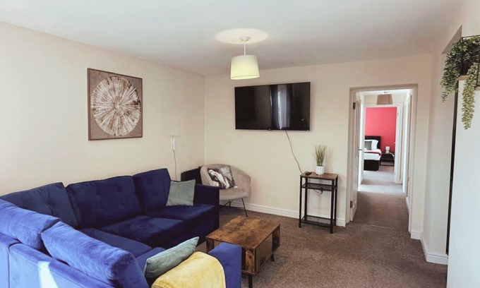 Stroud Apartment | This apartment is a 2 bedroom(s), 2 bathrooms, located in Stroud, Gloucestershire.