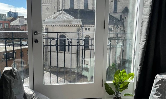 Cathedral Quarter Apartment | This apartment is a 2 bedroom(s), 2 bathrooms, located in Belfast, Northern Ireland.