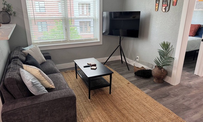 Country Club Plaza Area Apartment | This apartment is a 1 bedroom(s), 1 bathrooms, located in Kansas City, MO.
