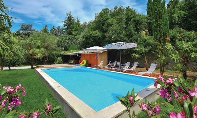 Seca House | This beautiful cottage is located just a few meters from the sea, near the nature park Se.