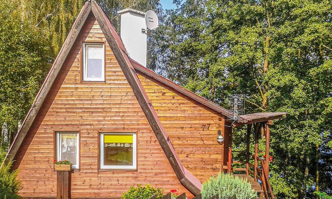 Barczewo House | This cottage is located on a small hill, directly on the lake with its own jetty.