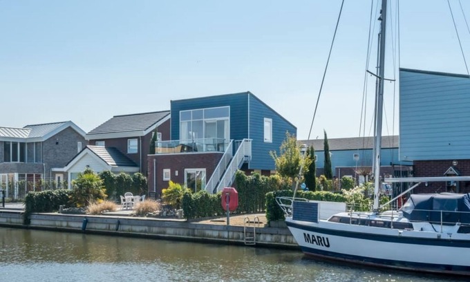 Oude-Tonge House | This detached island house has the living room on the first floor with spacious roof terrace and sta