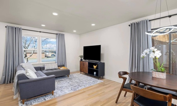 Brookline Station House | This house is a 2 bedroom(s), 1 bathrooms, located in Springfield, MO.