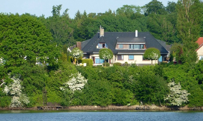 Ellenberg Apartment | This large vacation apartment "Fischreiher 1" with waterfront property, rowing boat and in-house bicycles is one of the most beautiful vacation residences on the Baltic Sea fjord Schlei