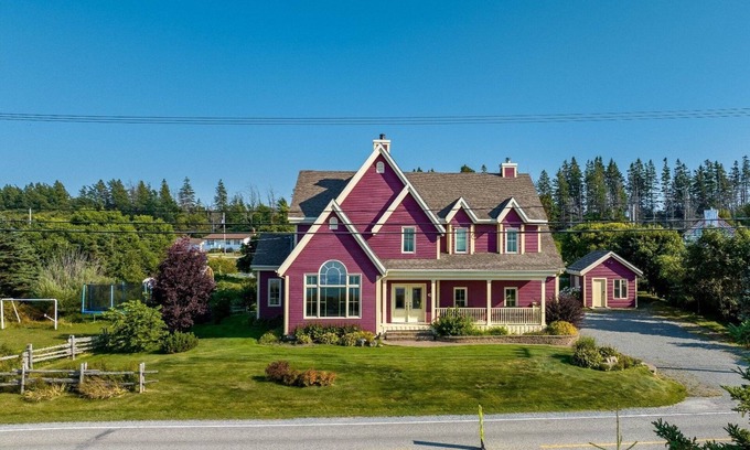 La Mitis Ski Chalet | This superb villa will charm you with its many attractions.