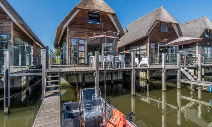 De Heen House | This water villa is nice and light and very tasteful. Offers enough space for the entire family with