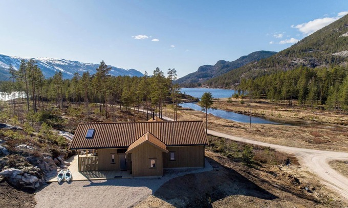 Kviteseid House | This wooden villa is suitable for 8 people. Located in the middle of nature with a view of a lake and just a few minutes' drive from the center of Vrådal.