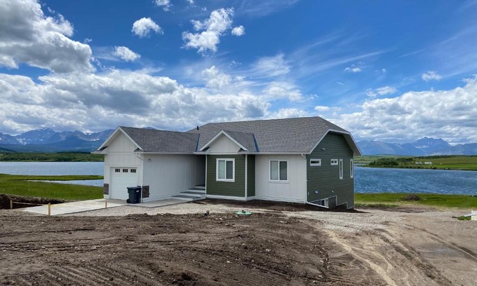 Mountain View House | Thistle Ridge (Upper) New Waterton Lakes Area Waterfront Home