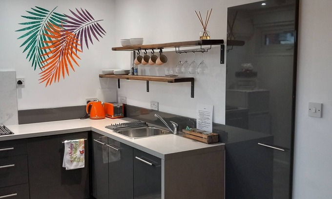 Claypole Apartment | Thistles - Private Entrance Studio