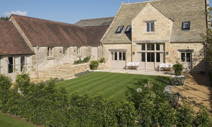 Rendcomb Cottage | THORNDALE FARM BARN (12) STABLE COTTAGE, pet friendly in Cirencester