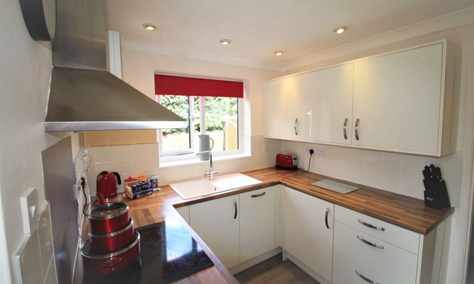 Thorne House | Thorne - Newly Refurbished - Garden & Parking-Quiet Cul De Sac Location