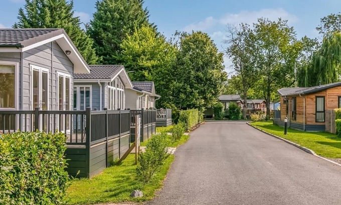 Harlow Ski Chalet | Three Bedrom Luxury Lodge with Hot Tub