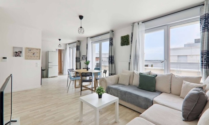 Noisy-le-Grand Apartment | Three-bedroom-apartment with balcony and parking