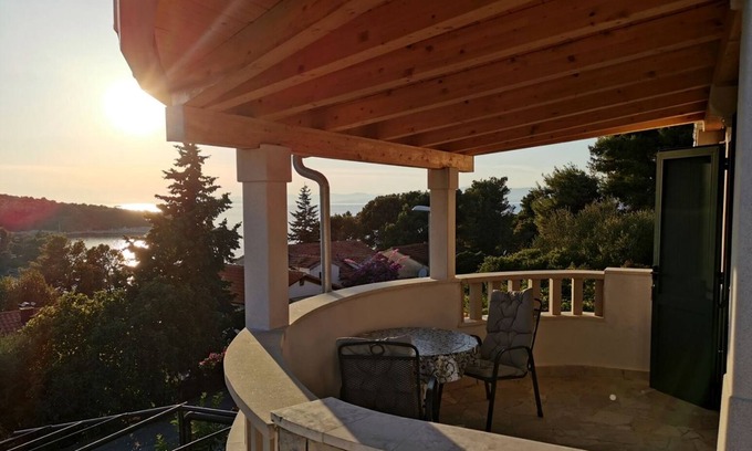 Splitska Apartment | Three bedroom apartment with terrace and sea view Splitska, Brač (A-2923-b)