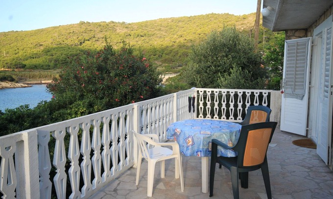 Milna Apartment | Three bedroom apartment near beach Milna, Vis (A-8913-a)