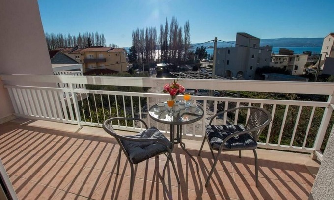 Omis Apartment | Three bedroom apartment with balcony and sea view Duće, Omiš (A-7576-a)