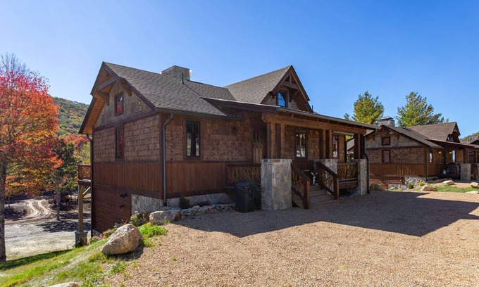 Banner Elk Cabin | Three Little Bears at Eagles Nest - pet friendly, walk to tennis