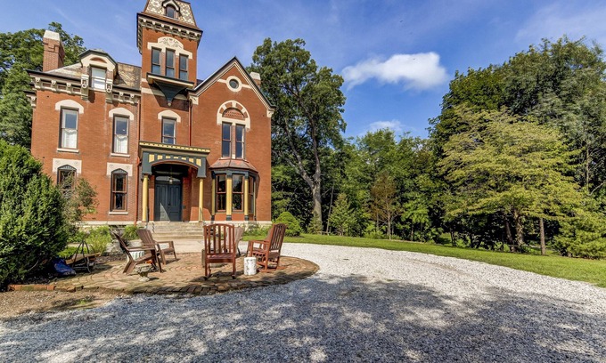 Petersburg House | Three Pines Petersburg - Luxurious 10 Bedroom Home in Historic Petersburg