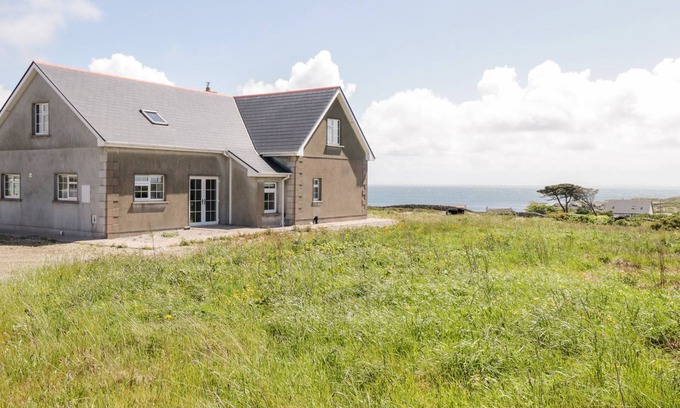 Wild Atlantic Way Cottage | TÍ TOM NÁRTA, family friendly in Lettermore, County Galway