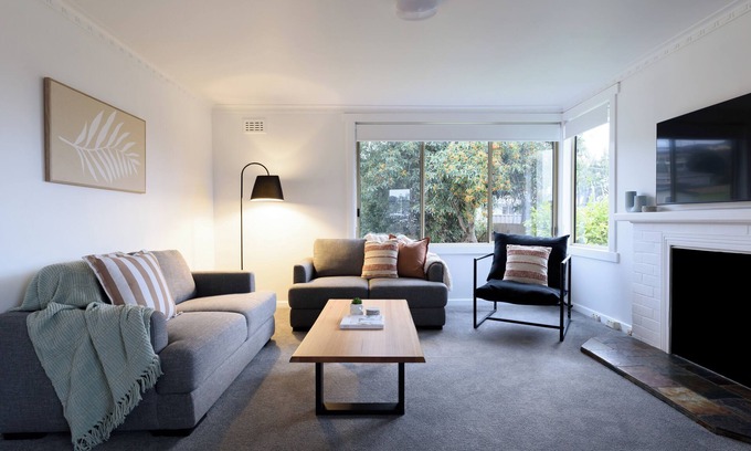 Ulverstone House | Tidy & Comfortable 2-Bed Home with Study – Close to Town