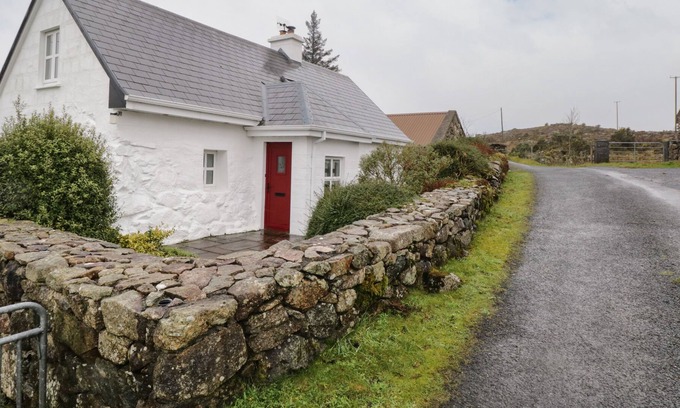 Inishmacatreer Cottage | TIGH MHICÏL, family friendly, with open fire in Rosmuc, County Galway