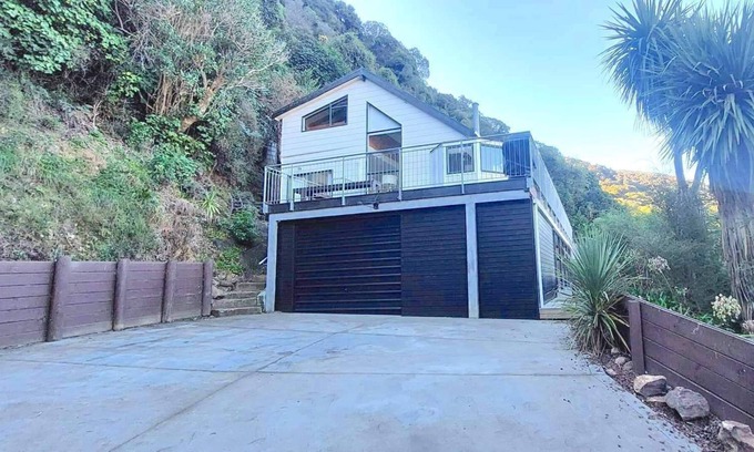 French Farm House | TIKAO BAY BEAUTY - TIKAO BAY HOLIDAY HOME, family friendly in Wainui