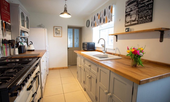 Evenwood House | 'Tilly Cottage' Homely 2 bedroom stone property, Co Durham. Pet friendly.