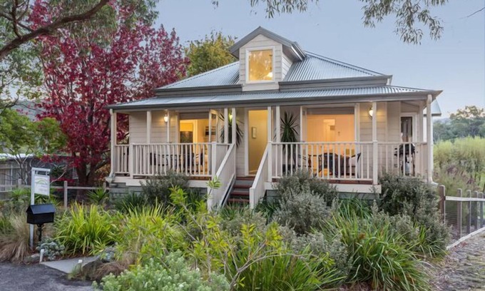 Lorne Cottage | Time to wind down, hear the birds, the Sea. New EV Charger.nDouble Spa Bath.