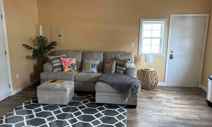 Pawhuska House | Tiny Flamingo's Nest - Cottage Near Pioneer Woman Mercantile - Pet friendly!