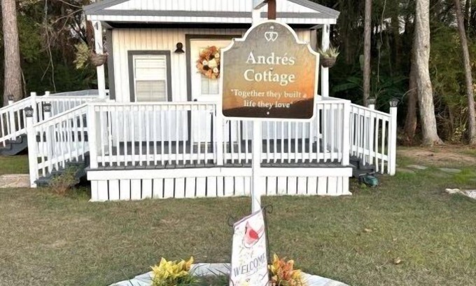 Hartsfield House | Tiny home-Cottage-Ensuite with Shower-Andres Cottage