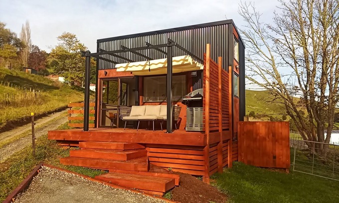 Hikumutu House | Tiny House In the Hills - 6 min from Town - Wi-Fi - Rural