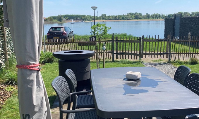 Rheden House | Tiny house time-out with lake view. In Holland, quiet, comfortable, right on the water.