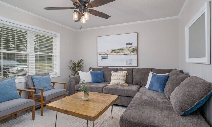 Northport House | Tipsy Tide - 2.9 miles to UA - 6 HDTVs!