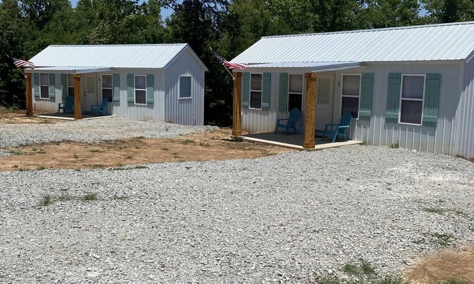 Sugar Tree Cabin | TN River Cabin! 10 mins from Interstate 40! Sleeps 5-6!