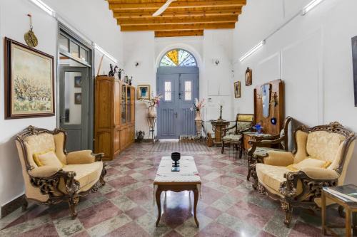 Nicosia House | To Hani - Large Traditional House