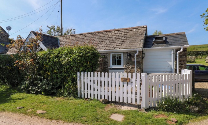 Totnes Cottage | TOAD HALL COTTAGE, pet friendly, with open fire in Blackawton
